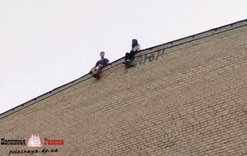 Новомосковская молодежь играет со смертью на крышах высоких зданий