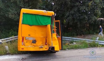 В полиции рассказали детали столкновения маршрутки и грузовика возле "Чайки" под Киевом