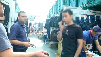 В Одессе полиция начала отработку рынка "7 километр" и "Привоза". Выявили 17 нелегалов из Азии