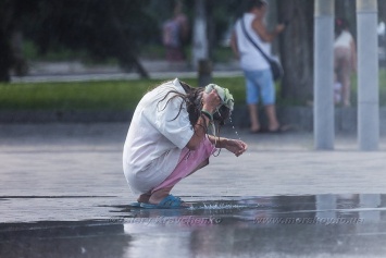 Креативный Днепр: девушка помыла голову в фонтане