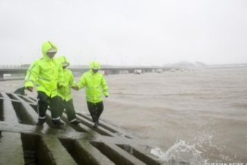 В Китае от наводнений пострадали более 30 тысяч человек