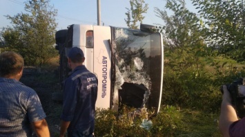 В Днепропетровской области автомобиль врезался в рейсовый автобус. Есть погибшие и пострадавшие