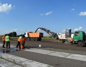 В Черкассах стартовал ремонт ВПП аэропорта (фото)