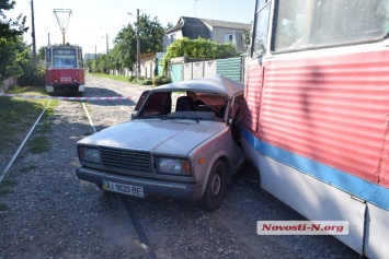 В Николаеве трамвай протаранил «Жигули» - два человека в больнице