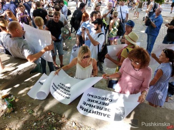 Жители Аркадии перекрыли Генуэзскую: они протестуют против вырубки деревьях и переживают из-за будущей застройки. Фото