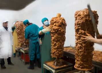 Новый след в отравлении шаурмой: предприятие на Житомирщине отрицает поставки мяса в Киев