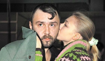 Поцелуй Шнурова и Акиньшиной навел на мысль об их романе