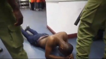Танзанийские полицейские зверски избили журналиста во время матча
