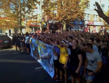 Футбольные ультрас прошли по улицам Днепра с нацистким приветствием и файерами