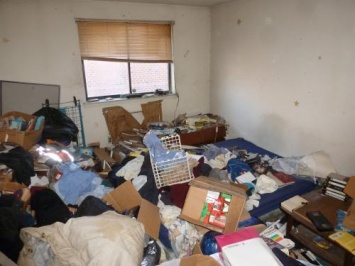 Жительница Ростова 22 часа очищала чужую квартиру от мусора
