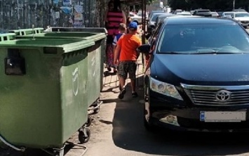 Мастер парковки: днепрянин оставил авто возле мусорных баков