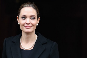 CМИ: Анджелина Джоли попала в психбольницу