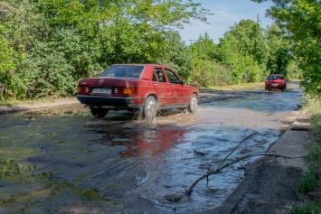 Мокрый Днепр: из-за прорыва водопровода улица превратилась в реку