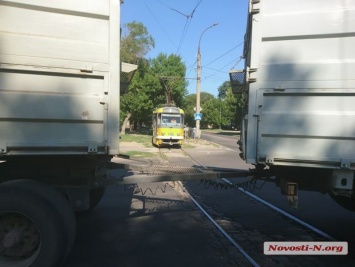 Столкнувшиеся в центре Николаева фура и «Форд» заблокировали движение трамваев