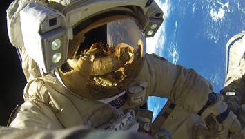Российские космонавты испытают новейший скафандр