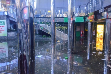 В последствии сильнейших ночных ливней затопило столичный ТЦ «Метроград»
