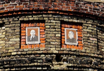 "За Ленина, за Сталина": мэр Чернигова защищает культ Сталина на "башне тиранов" - здесь до сих пор хранят портреты "вождей"