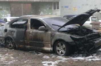 В Запорожской области во дворе жилого дома вспыхнул автомобиль