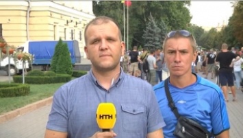 Видео дня: корреспонденту столичного канала эффектно испортили кадр (видео)