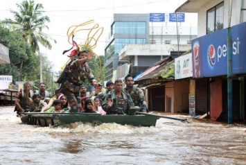 В индийском штате Керала - самое большое наводнение за последние 100 лет: более 300 человек погибли, 200 тысяч человек остались без крова