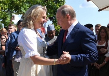 Путин приехал на свадьбу главы МИД Австрии с ансамблем донских казаков. Фото