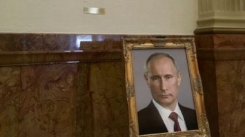 В США чиновницу наказали за портрет Путина