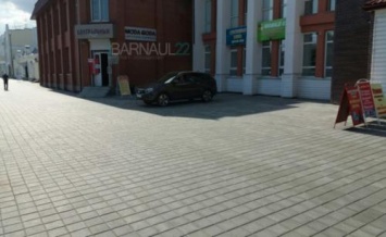 В Барнауле жители возмущены припаркованными авто на Мало-Тобольской