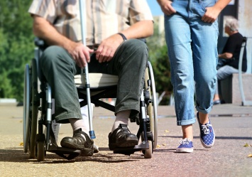 Инвалидов на колясках приравняли к участникам дорожного движения