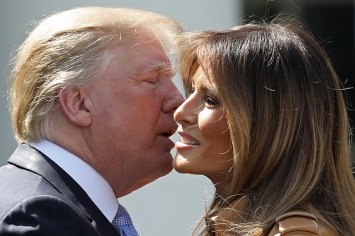 "Они любят друг друга, но у них нет взаимопонимания": инсайдер рассказал об отношениях Мелании и Дональда Трампа