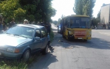 В Запорожье маршрутка с пассажирами врезалась в машину на обочине (ФОТО)