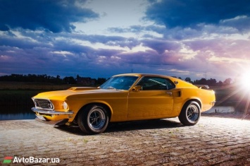 Культовый Ford Mustang 60-х продают в Украине по цене новой BMW 7