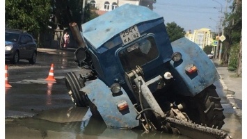Опасное купание: в Симферополе трактор "нырнул" под асфальт