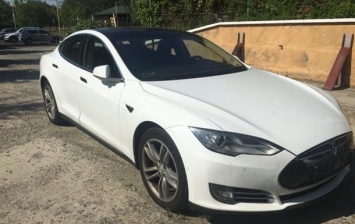 На границе со Словакией у украинца отобрали Tesla