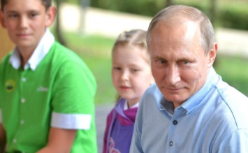 Так создается картинка "величия": Путина заклеймили позором за постановочную встречу с подростками