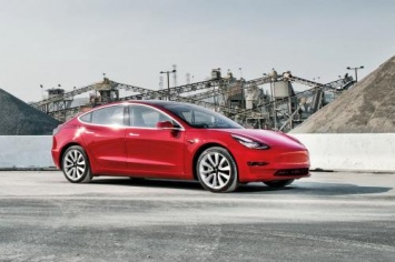 Клиент приобрел Tesla Model 3 с одной коричневой дверью