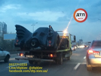 В столице Украины заметили транспортировку автомобиля американского супергероя Бэтмена