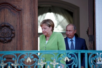 Вместо тысячи слов: в сети хохочут над лицами Путина и Меркель после "свидания"