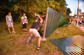 Протестующие снесли забор вокруг уничтожаемого застройщиком парка в Соломенском районе Киева