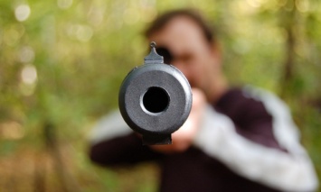 В Чернигове в помещении национальной лотереи мужчина открыл стрельбу из автомата