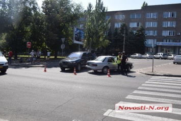 В центре Николаева из-за незначительного ДТП поссорились водители BMW и Ford - образовалась пробка