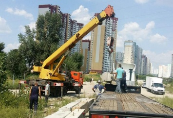 В Киеве начали сносить банкоматы