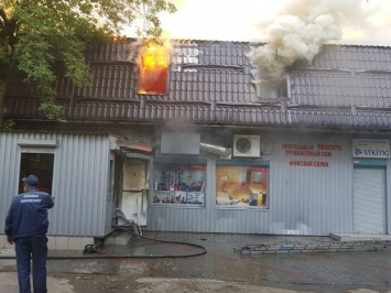 Пожар на Калиновой: горит спортивно-оздоровительный комплекс Viking (видео)