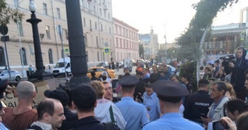 В Москве силовики жестко задержали участников акции в поддержку Сенцова