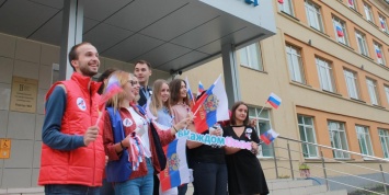 Молодежка ОНФ проводит по всей стране акции ко Дню флага РФ