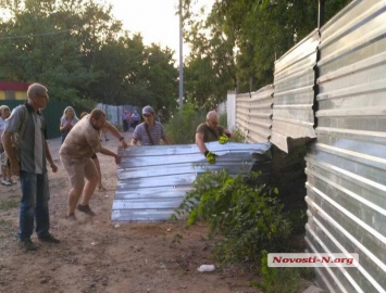 В Николаеве начали сносить забор стройки в «Леваневском», якобы принадлежащей Лидии Шуст