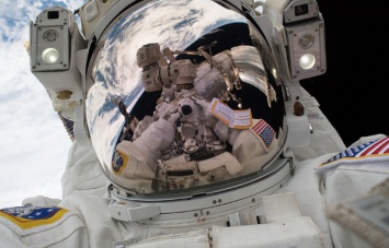 Космонавты NASA впервые в истории сыграли в теннис на МКС. Видео