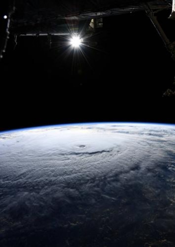 «Страшное зрелище»: NASA показал с МКС надвигающийся на Гавайи ураган