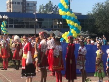 В Мелитополе на центральной площади утро началось с музыки, песен и танцев (фото, видео)