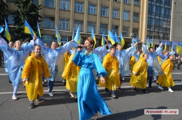 «С ним мы воспитываем наших патриотов»: в Николаеве подняли государственный флаг