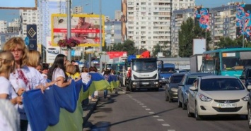 В Киеве развернули рекордно большой флаг Украины